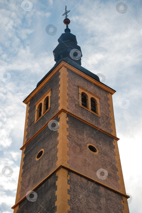 Скачать Историческая церковная башня, уходящая в облачное небо фотосток Ozero