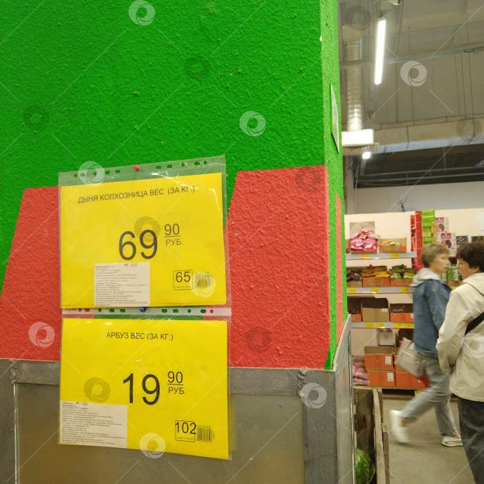 Скачать Отдел дынь в магазине "Победа". фотосток Ozero