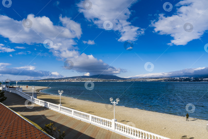 Скачать Курорт Геленджик зимой. Начинается норд-Ост. Над Кавказскими горами собираются грозовые тучи. фотосток Ozero