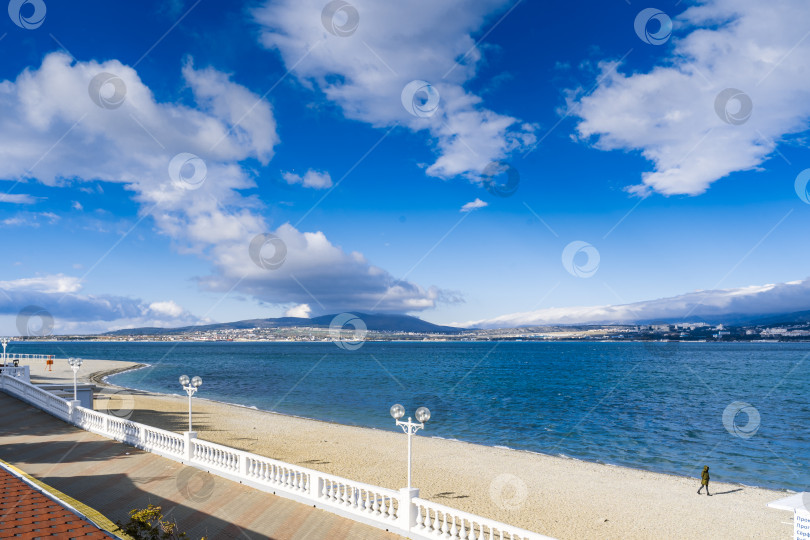 Скачать Курорт Геленджик зимой. Начинается норд-Ост. Над Кавказскими горами собираются грозовые тучи. фотосток Ozero