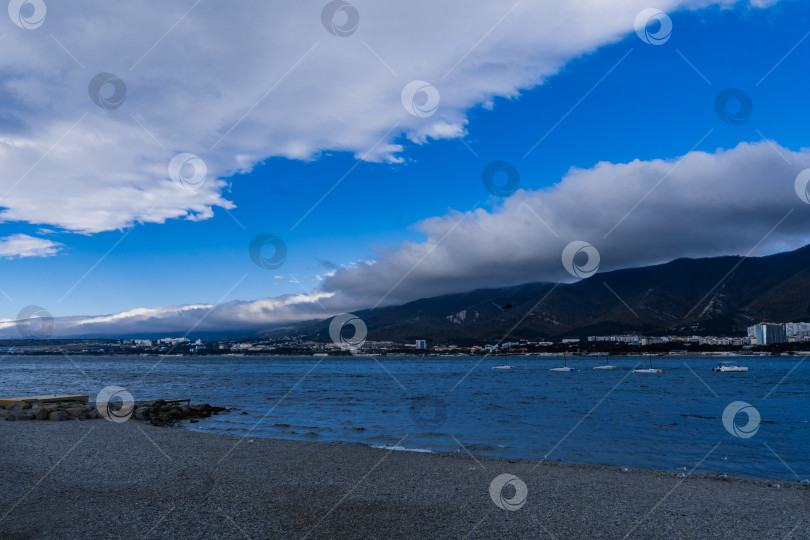 Скачать Курорт Геленджик зимой. Начинается норд-Ост. Над Кавказскими горами собираются грозовые тучи. фотосток Ozero