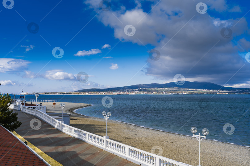 Скачать Курорт Геленджик зимой. Начинается норд-Ост. Над Кавказскими горами собираются грозовые тучи. фотосток Ozero