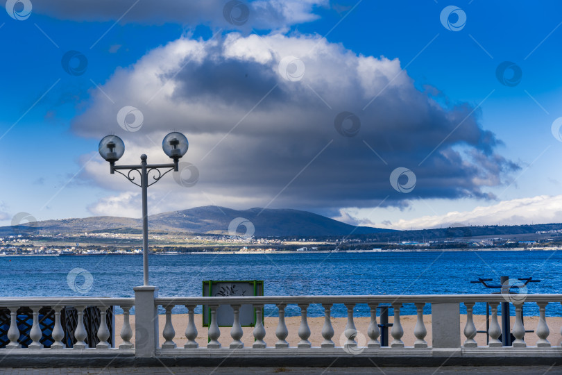 Скачать Курорт Геленджик зимой. Начинается норд-Ост. Над Кавказскими горами собираются грозовые тучи. фотосток Ozero