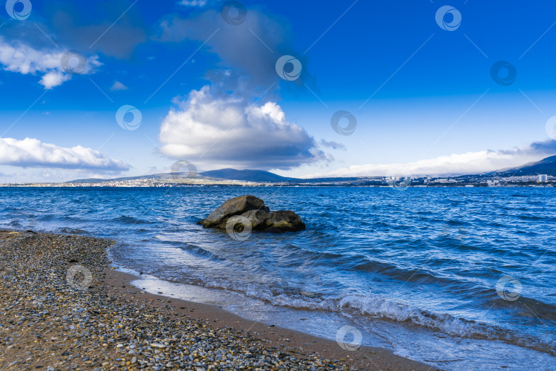 Скачать Курорт Геленджик зимой. Начинается норд-Ост. Над Кавказскими горами собираются грозовые тучи. фотосток Ozero