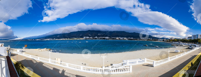 Скачать Курорт Геленджик зимой. Начинается норд-Ост. Над Кавказскими горами собираются грозовые тучи. фотосток Ozero