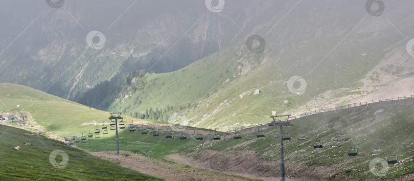 Скачать Летом горнолыжный подъемник в зеленой горной долине пустует фотосток Ozero