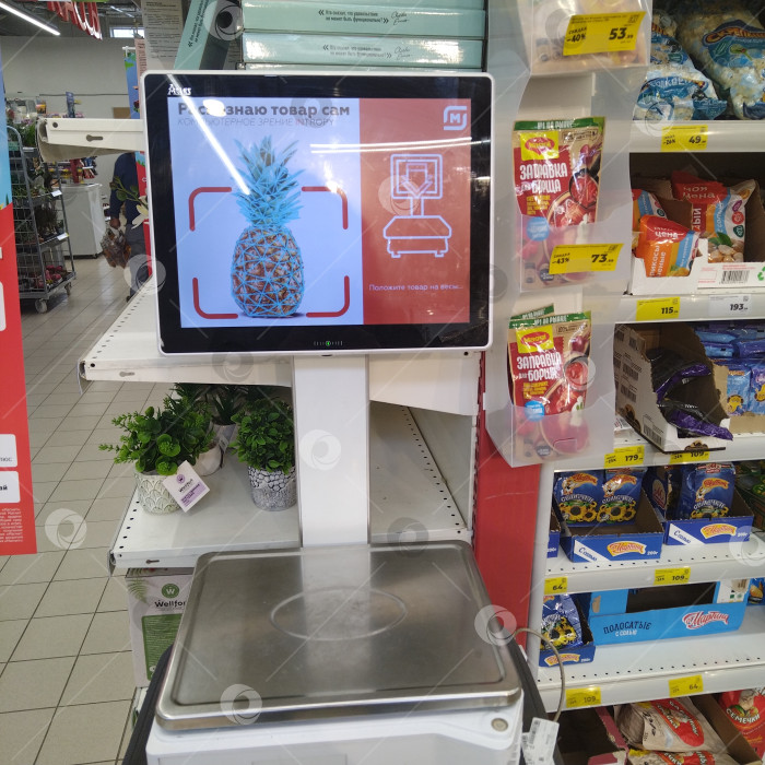 Скачать Весы с биометрией в магазине "Магнит". фотосток Ozero