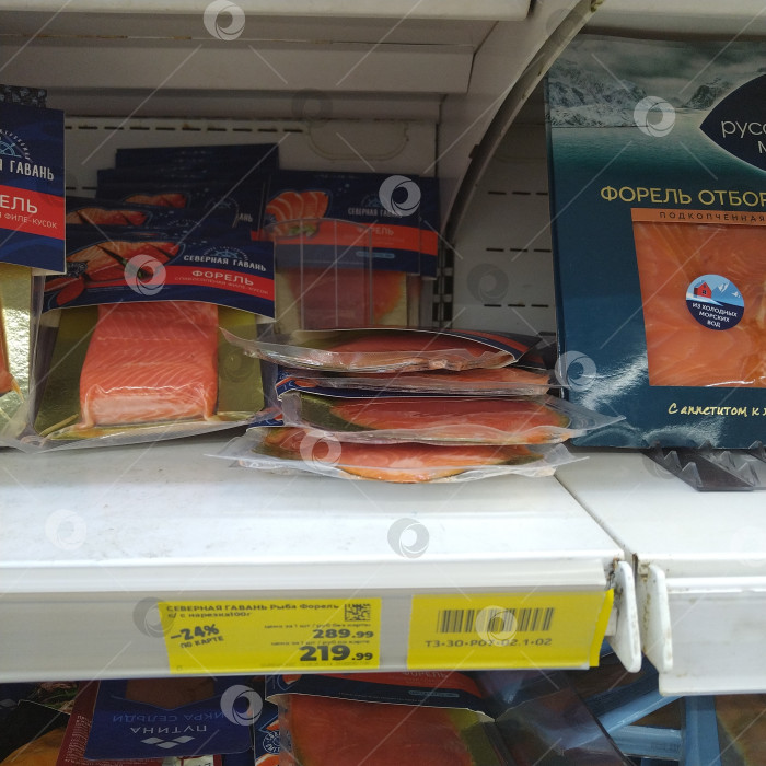Скачать Отдел лосося в магазине "Магнит". фотосток Ozero
