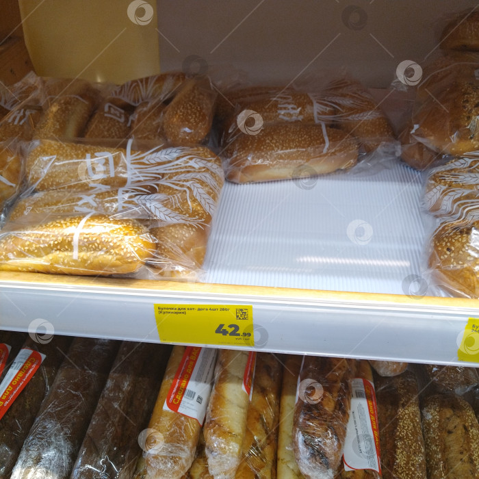 Скачать Отдел булочек в магазине "Магнит". фотосток Ozero