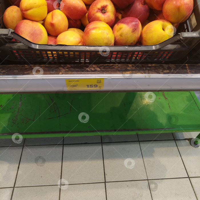 Скачать Отдел нектаринов в магазине "Магнит". фотосток Ozero