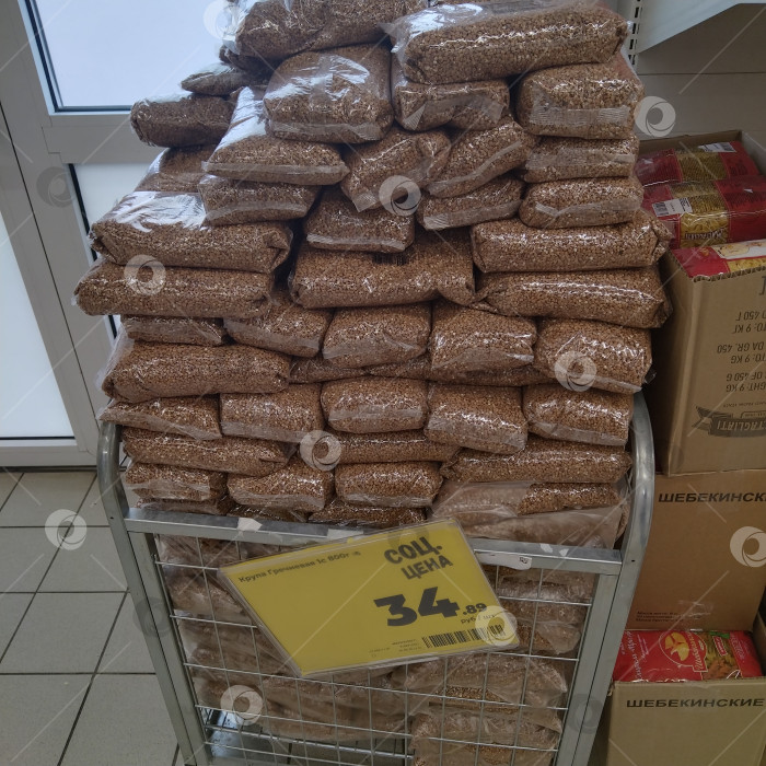 Скачать Отдел гречки в магазине "Магнит". фотосток Ozero
