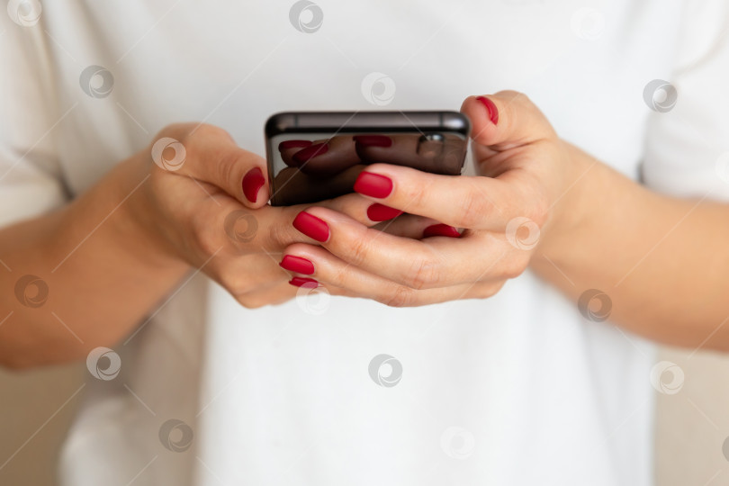 Скачать крупным планом смартфон в женских руках фотосток Ozero
