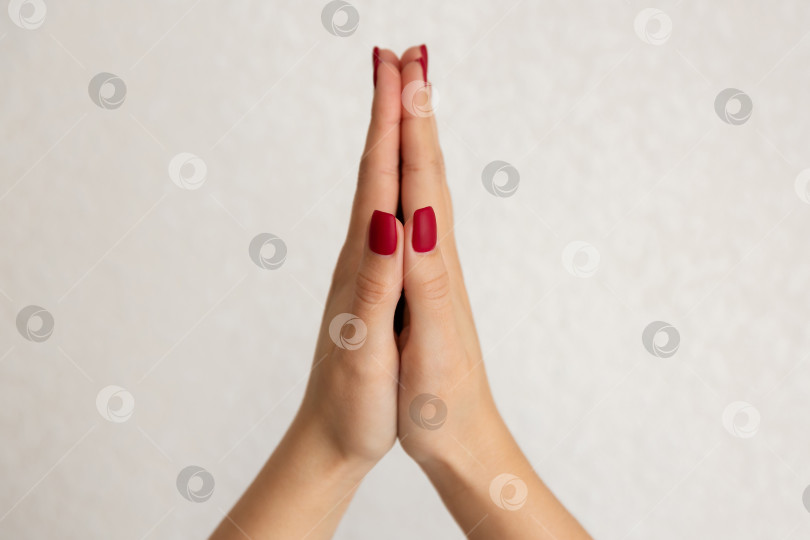 Скачать руки сложены в молитвенном жесте фотосток Ozero