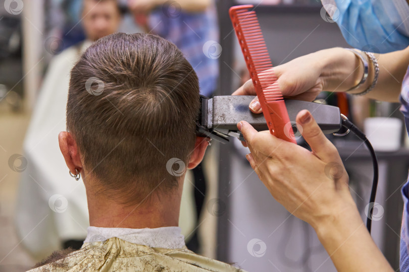 Скачать парикмахер стрижет волосы машинкой для стрижки волос фотосток Ozero