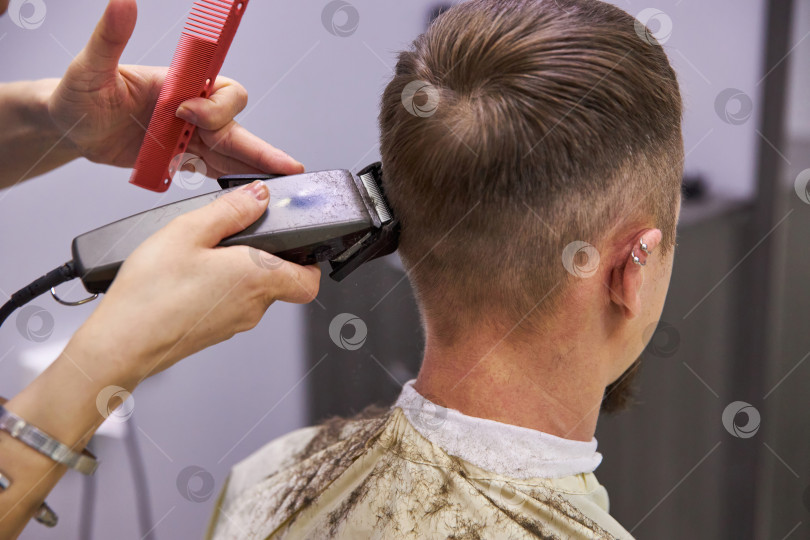 Скачать парикмахер стрижет волосы машинкой для стрижки волос фотосток Ozero
