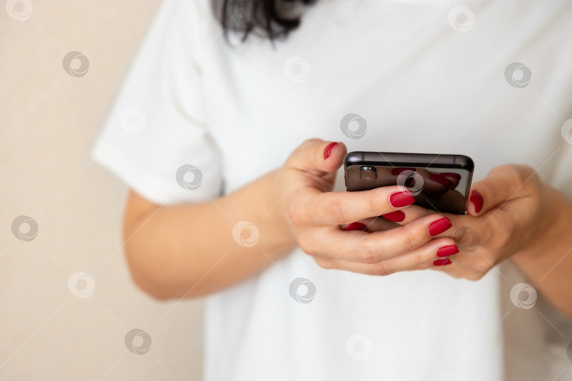 Скачать крупным планом смартфон в женских руках фотосток Ozero