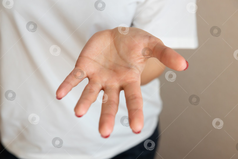 Скачать крупным планом раскрытая пустая женская ладонь фотосток Ozero