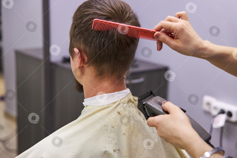 Скачать парикмахер стрижет волосы машинкой для стрижки волос фотосток Ozero