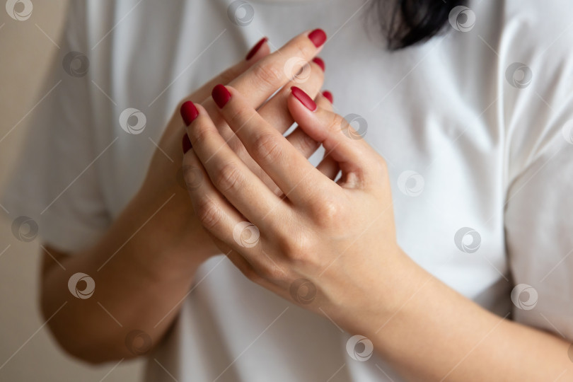 Скачать боль в руке. Женские руки фотосток Ozero