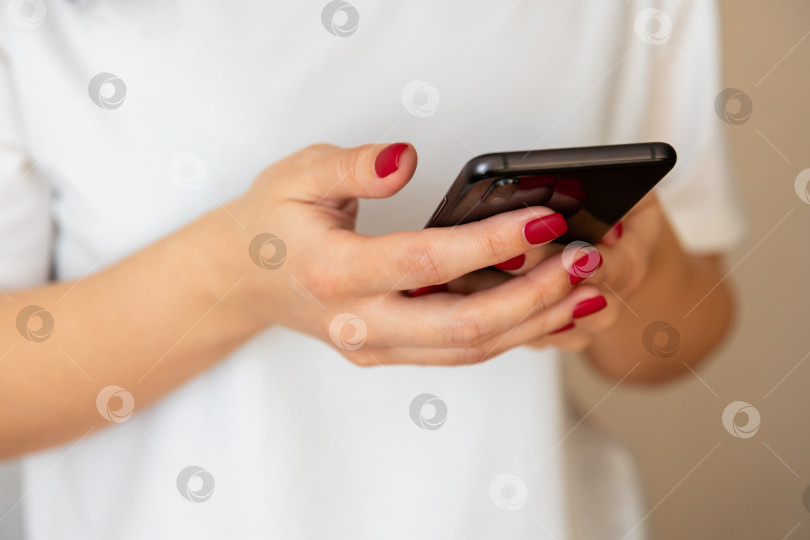 Скачать крупным планом смартфон в женских руках фотосток Ozero