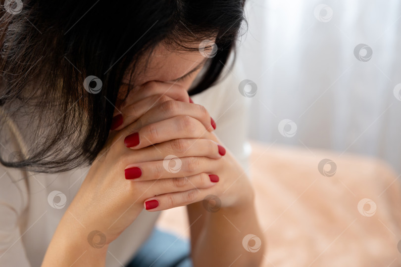 Скачать женщина положила голову на скрещенные пальцы фотосток Ozero