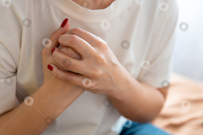 Скачать женщина крепко сжимает ее руку. Нервы и беспокойство фотосток Ozero