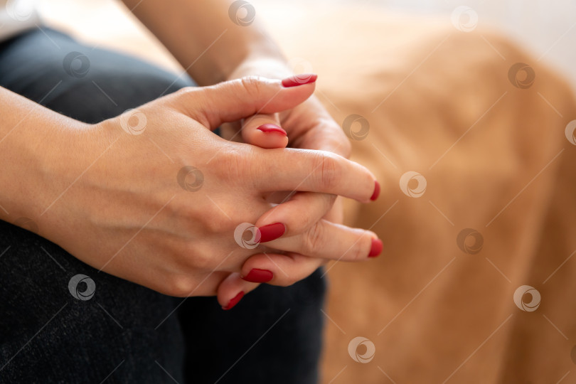 Скачать крупным планом женские руки со скрещенными пальцами фотосток Ozero