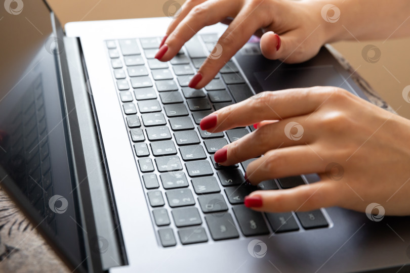 Скачать крупным планом женские руки на клавиатуре ноутбука фотосток Ozero