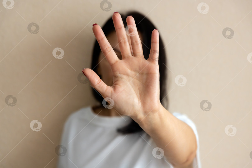 Скачать женщина показывает рукой знак "стоп" фотосток Ozero