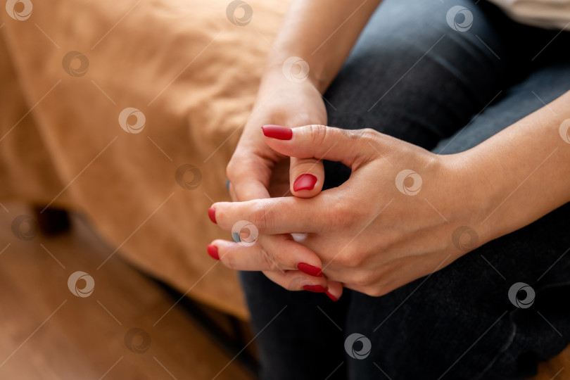 Скачать крупным планом женские руки со скрещенными пальцами фотосток Ozero