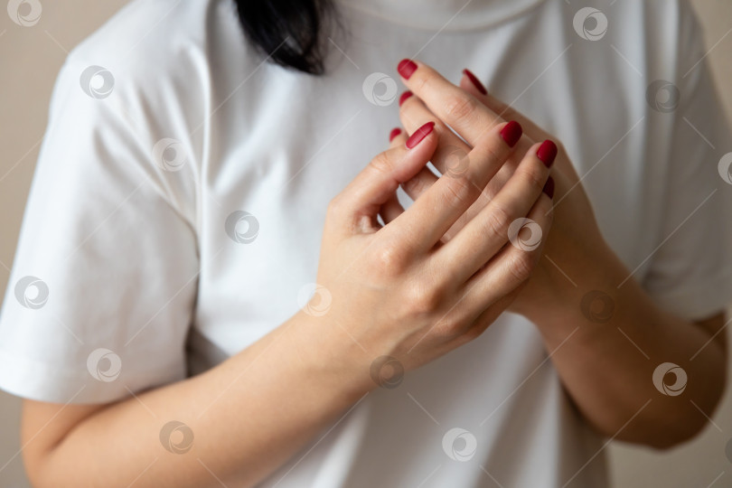 Скачать боль в руке. Женские руки фотосток Ozero
