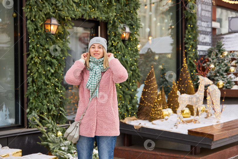 Скачать Жизнерадостная счастливая блондинка в шляпке и шубе фотосток Ozero