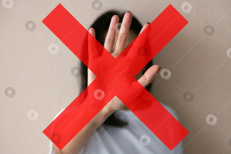 Скачать женщина показывает рукой знак "стоп" фотосток Ozero