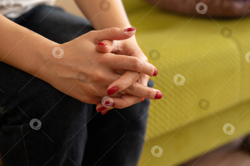 Скачать крупным планом женские руки со скрещенными пальцами фотосток Ozero