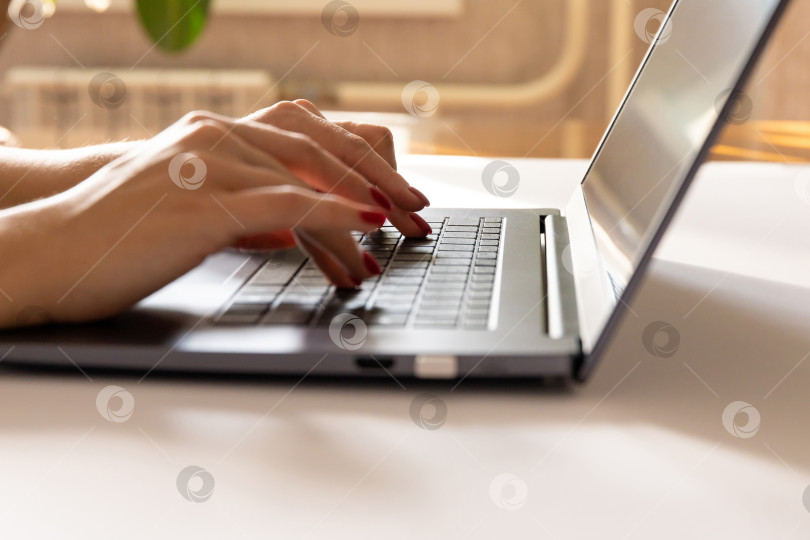 Скачать крупным планом женские руки на клавиатуре ноутбука фотосток Ozero