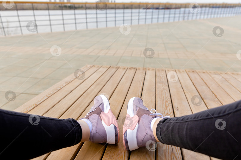 Скачать Женская спортивная обувь на деревянных досках фотосток Ozero