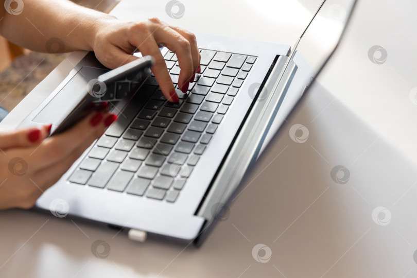Скачать женские руки на клавиатуре ноутбука фотосток Ozero