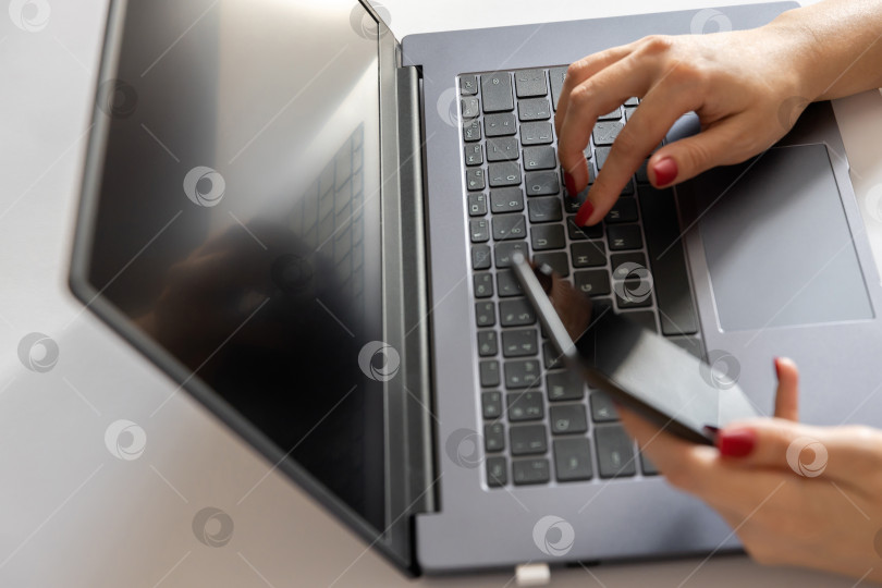 Скачать женские руки на клавиатуре ноутбука фотосток Ozero