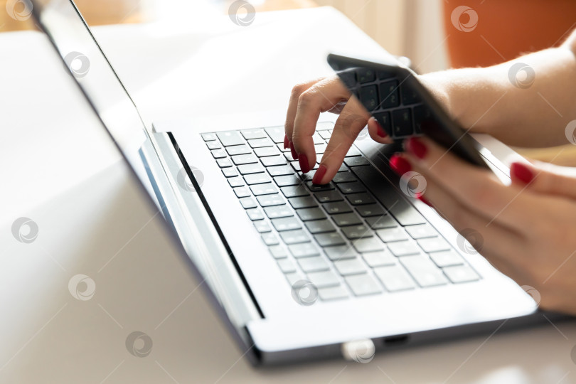 Скачать женские руки на клавиатуре ноутбука фотосток Ozero