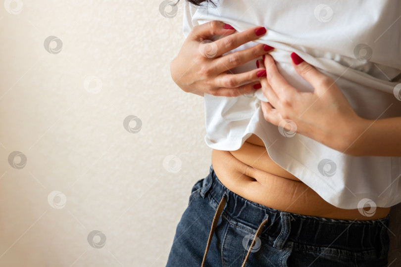 Скачать крупный план складок на животе. Концепция избыточного веса фотосток Ozero