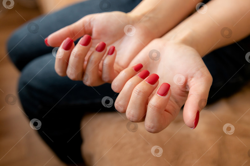 Скачать женские руки с красным маникюром на ногтях фотосток Ozero