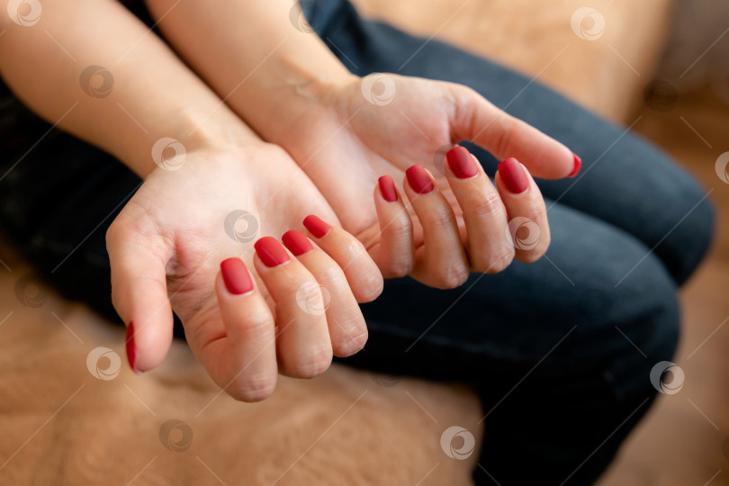 Скачать женские руки с красным маникюром на ногтях фотосток Ozero