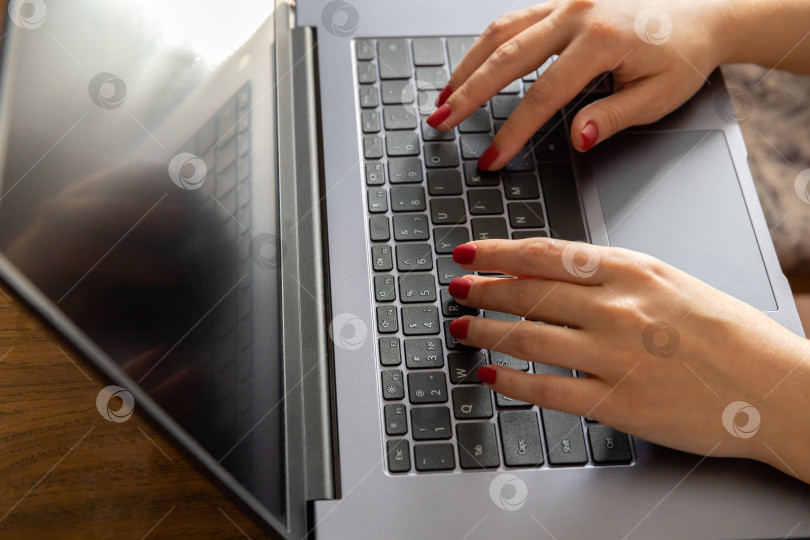 Скачать крупным планом женские руки на клавиатуре ноутбука фотосток Ozero