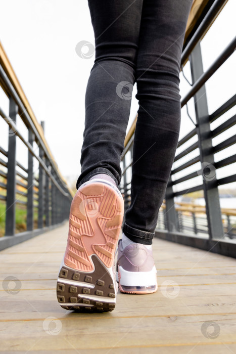 Скачать укороченное изображение женских ног в туфлях фотосток Ozero