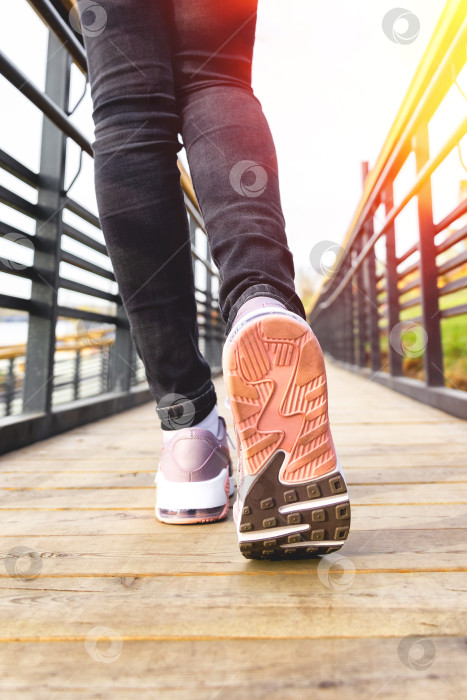 Скачать укороченное изображение женских ног в туфлях фотосток Ozero