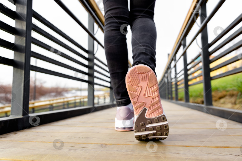 Скачать укороченное изображение женских ног в туфлях фотосток Ozero