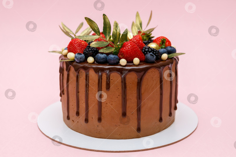Скачать Шоколадный торт в шоколадной глазури с клубникой фотосток Ozero