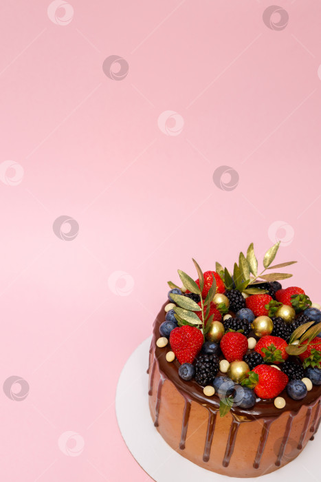 Скачать Шоколадный торт в шоколадной глазури с клубникой фотосток Ozero