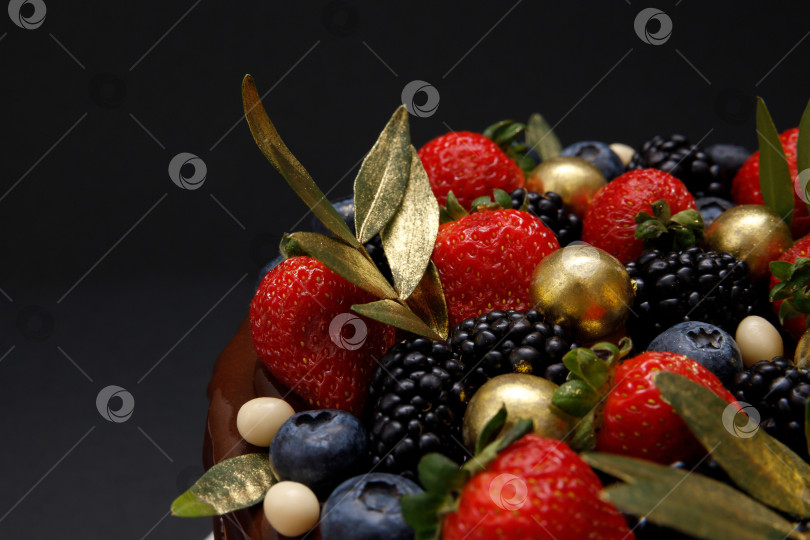 Скачать пирог с клубникой, черникой и ежевикой фотосток Ozero