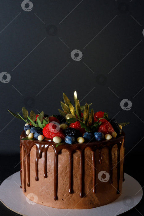 Скачать Шоколадный торт в шоколадной глазури с клубникой фотосток Ozero
